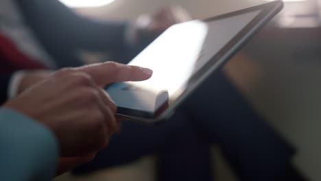 mujer de negocios con las manos sujetas a una computadora de tableta. socios revisando el diagrama