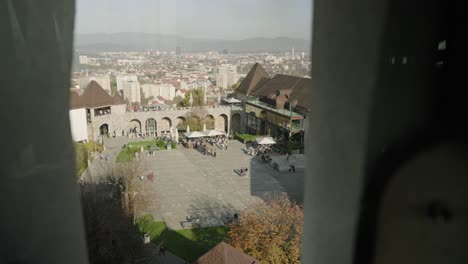 De-Lado-Con-Un-ángulo-Alto-En-La-Plaza-Del-Castillo-De-Ljubljana-En-Eslovenia-En-Un-Día-Soleado