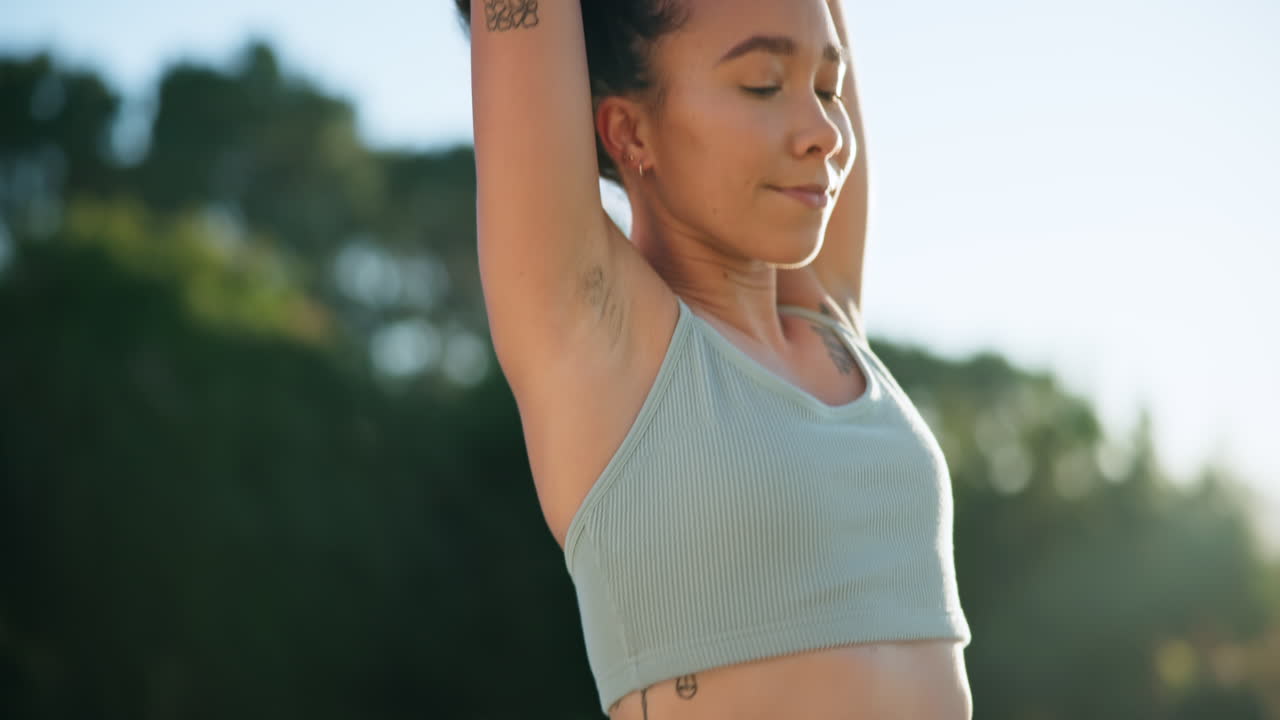 mujer tranquila, yoga y relajarse en la naturaleza para el zen