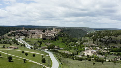 camino cementado hacia el pueblo amurallado de pedraza en la provincia de segovia, españa