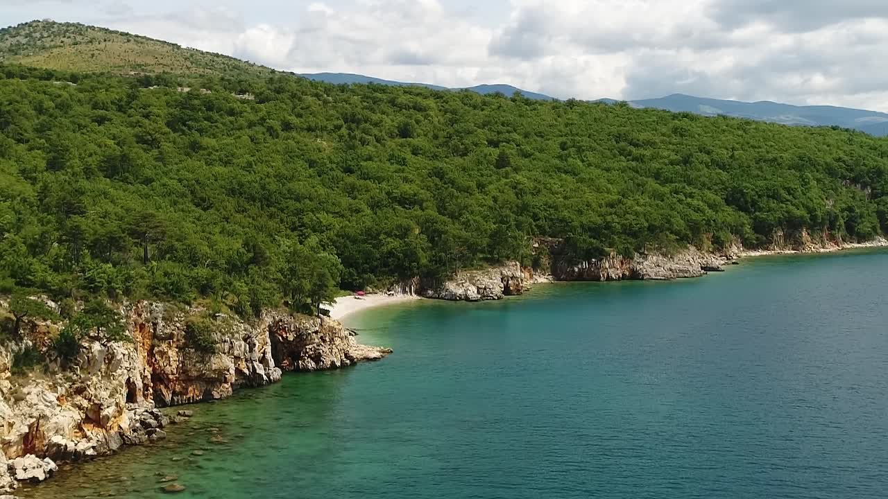 Vista costiera della Croazia con colline verdi e acque cristalline