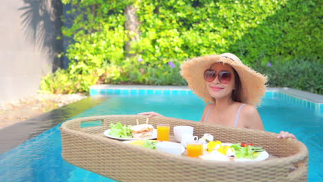 Breakfast-is-served-on-a-floating-rattan-platter