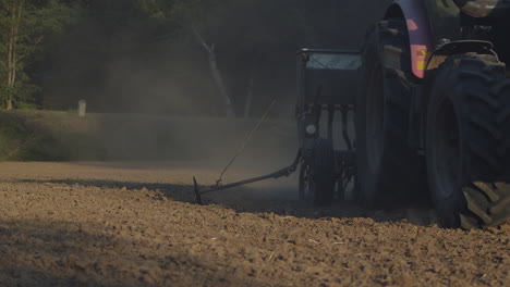 tractor agrícola siembra semillas en suelo recién labrado
