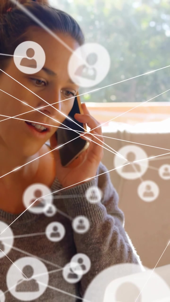Donna che risponde a uno smartphone che squilla mentre consulta un laptop, con una rete di avatar che si espande per il business.