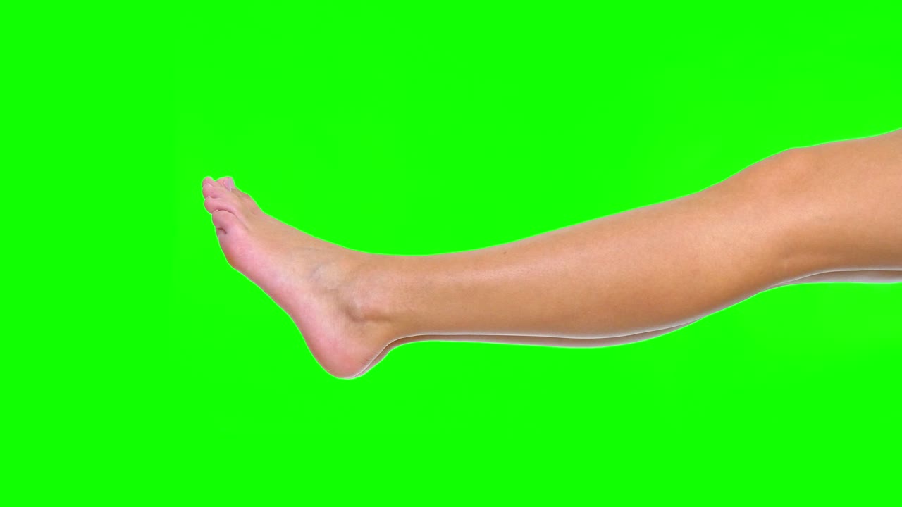 스킨케어 광고를 위해 부드러운 다리를 느끼는 편안한 젊은 여성