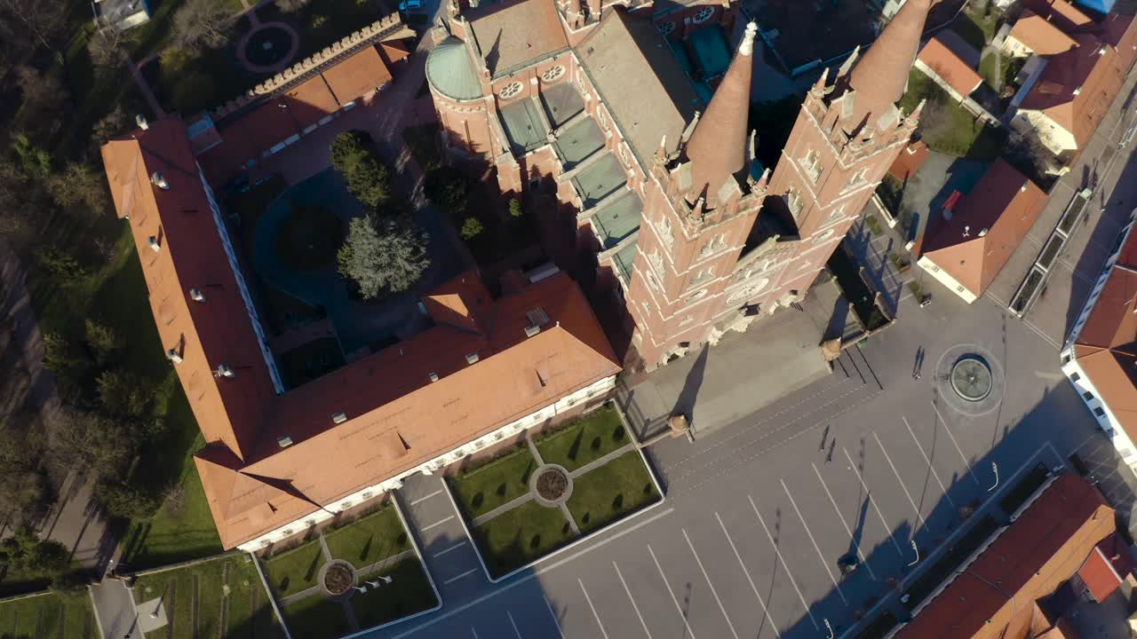 catedral de dakovo en un día soleado cerca de la ciudad de dakovo, slavonia, croacia