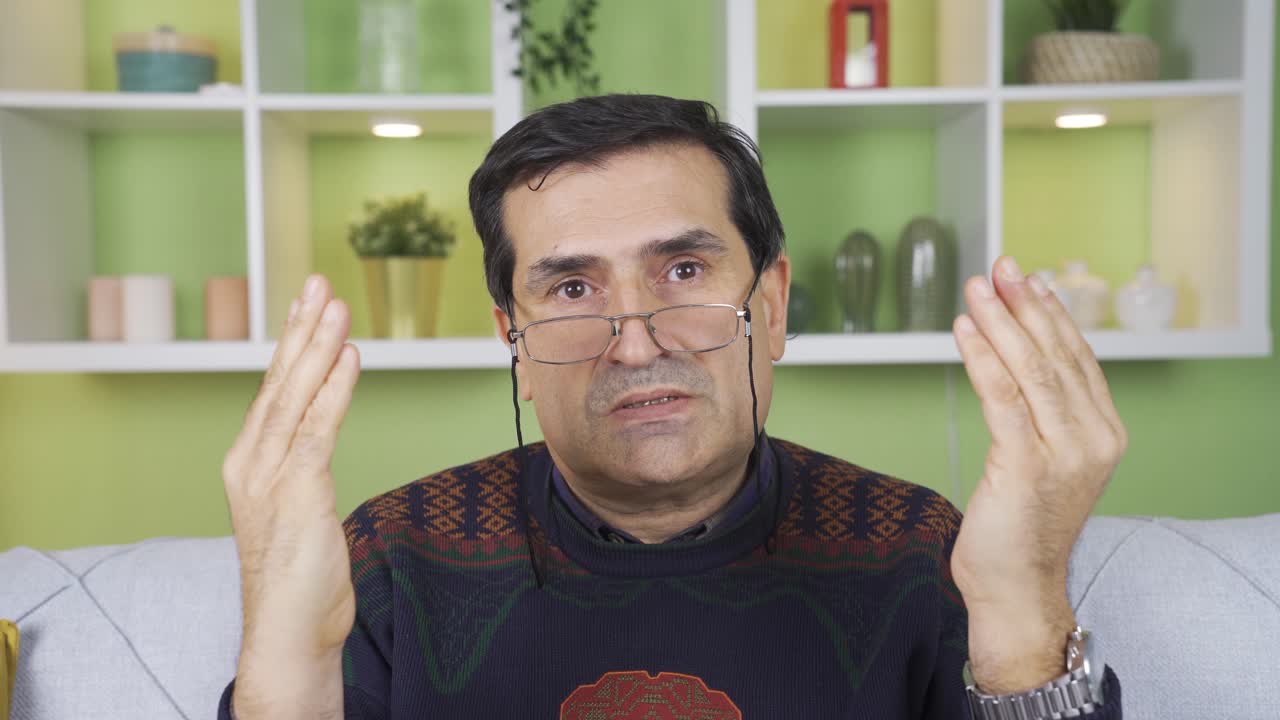 hombre musulmán maduro orando.