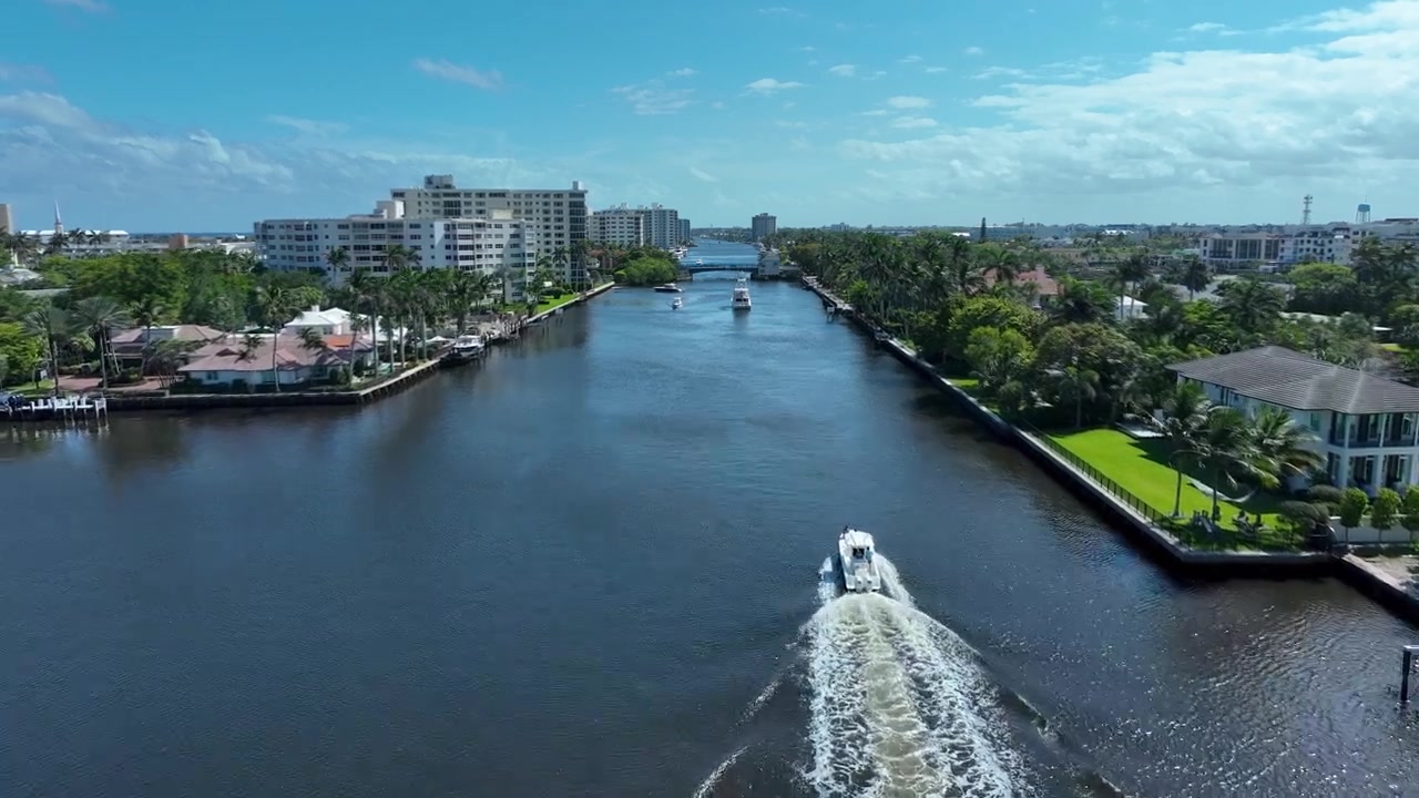 Drone che sorpassa una barca veloce nell'ICW mentre si avvicina al ponte levatoio a Delray Beach, Florida.
