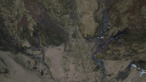 vista aérea de las texturas y patrones naturales del terreno montañoso islandés