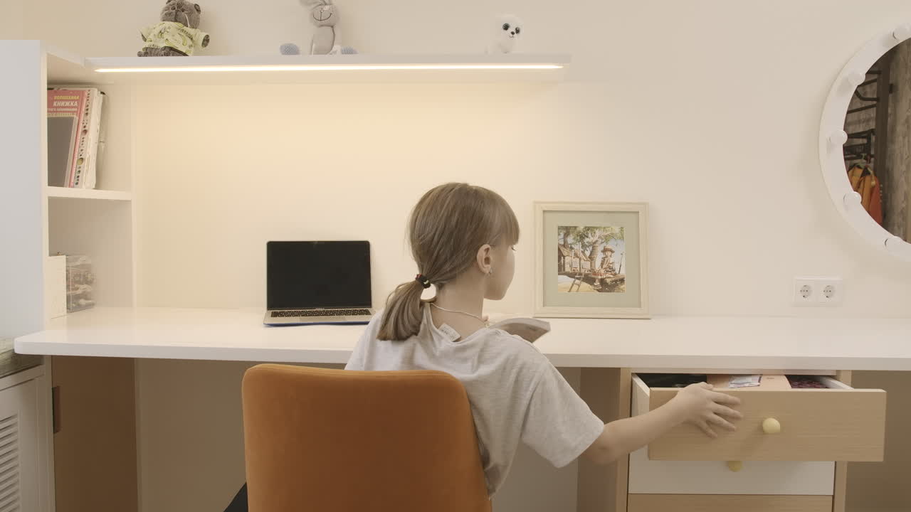 niño trabajando en un escritorio en una habitación de niños brillantes
