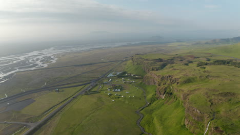 Atemberaubende-Luftaufnahme-Des-Hochlandes-In-Der-Nähe-Des-Wasserfalls-Seljalandsfoss-In-Südisland.-Drohnenansicht-Aus-Der-Vogelperspektive-Auf-Die-Isländische-Landschaft-Mit-Dem-Fluss-Seljalands.-Erstaunlich-In-Der-Natur