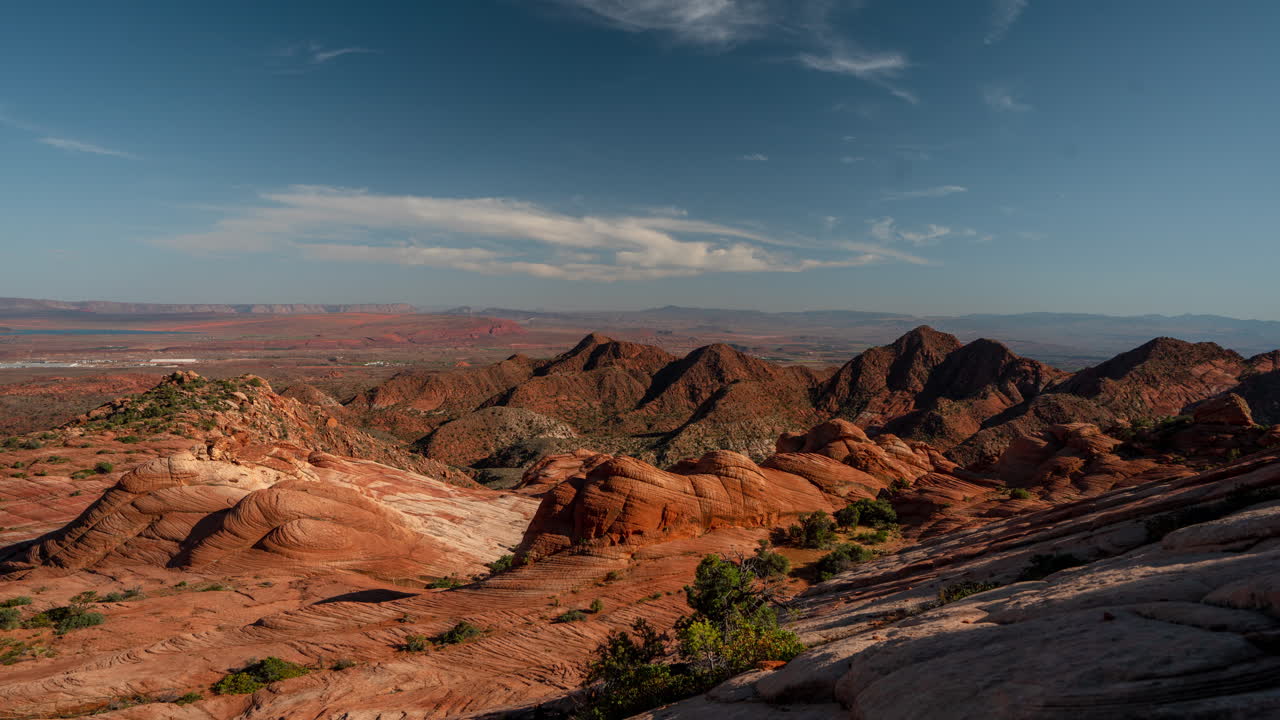 Timelapse di Candy Cliffs, noto anche come paesaggio di Yant Flat, Utah, USA, con nuvole che si muovono sopra formazioni di arenaria rossa.