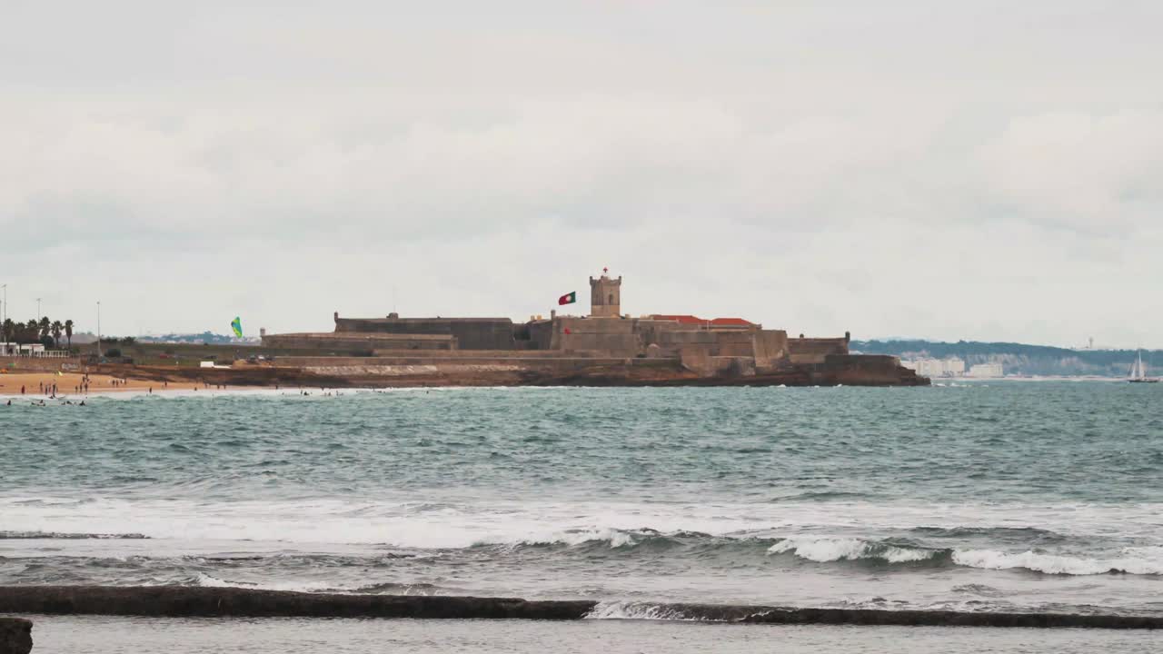 아름다운 카르카벨로스 해변과 포르투갈의 상 줄리아오 다 바라 요새