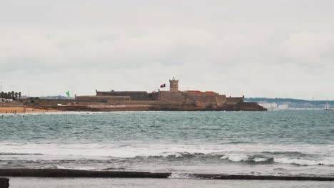 hermosa playa de carcavelos y la fortaleza de são julião da barra en portugal