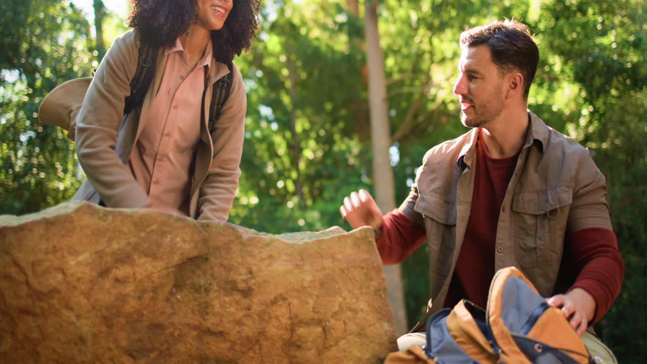 excursionistas en el bosque