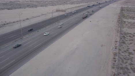 Imágenes-Aéreas-Del-Tráfico-De-La-Carretera-Del-Desierto