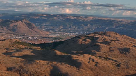 vista aérea del desierto semiárido y la ciudad de kamloops