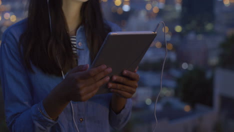 een aantrekkelijke jonge vrouw die naar muziek luistert