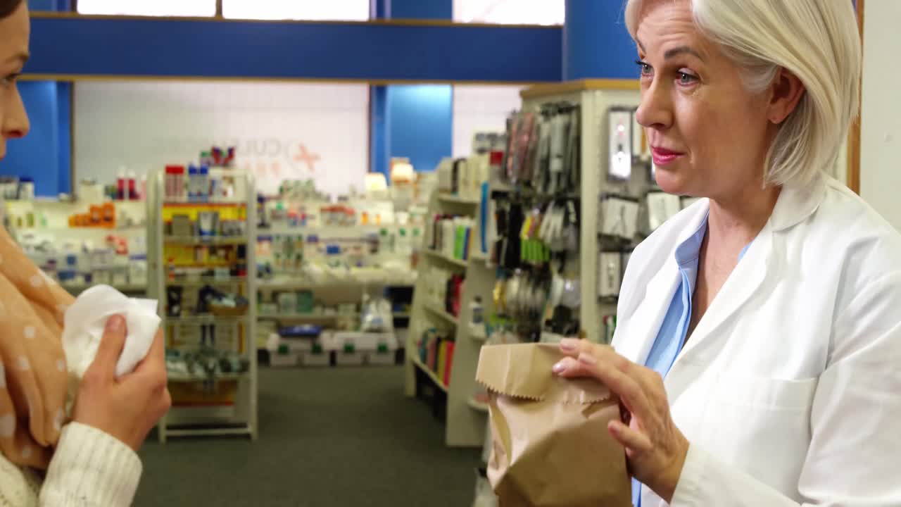 의약품 을 고객 에게 전달 하는 데 도움 을 주는 약사