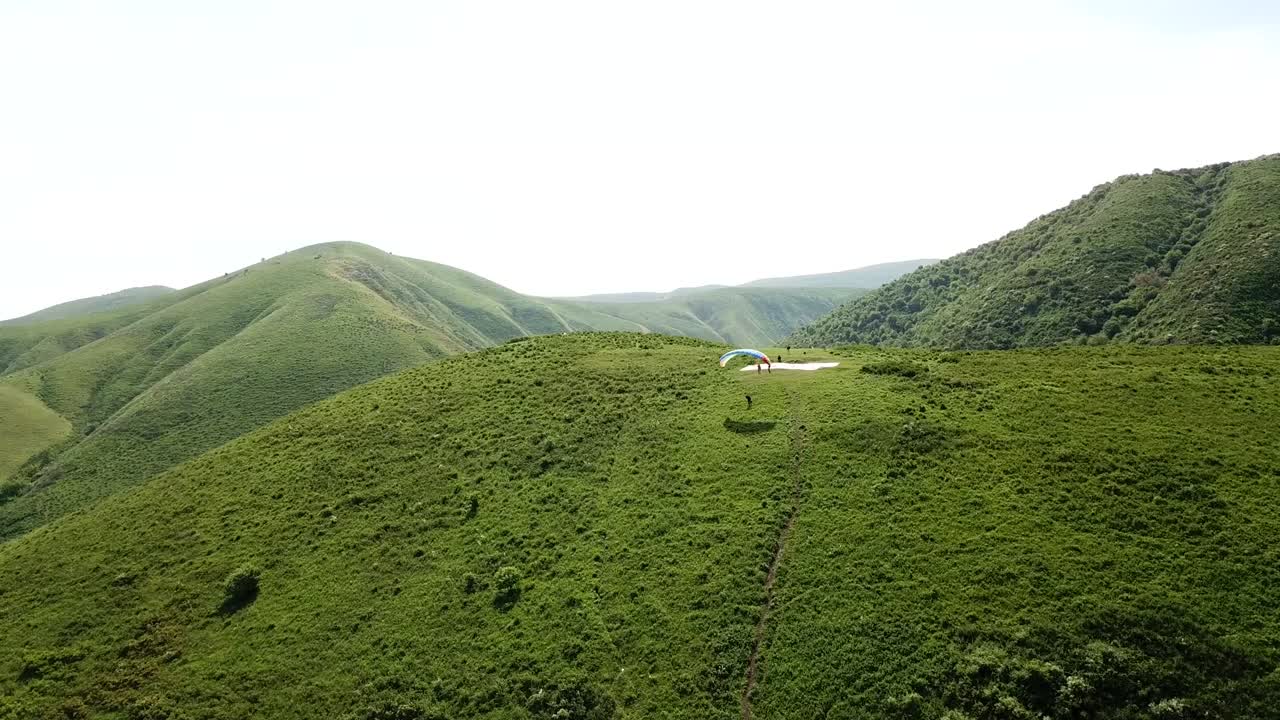 산에서 패러글라이딩. 초록색, 언덕