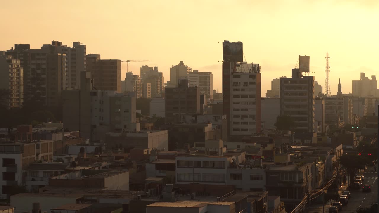 Hermosa vista del paisaje urbano de Lima durante un hermoso atardecer anaranjado, Perú.