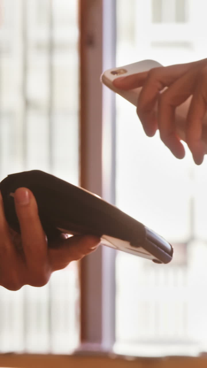 mujer pagando la factura con un teléfono inteligente