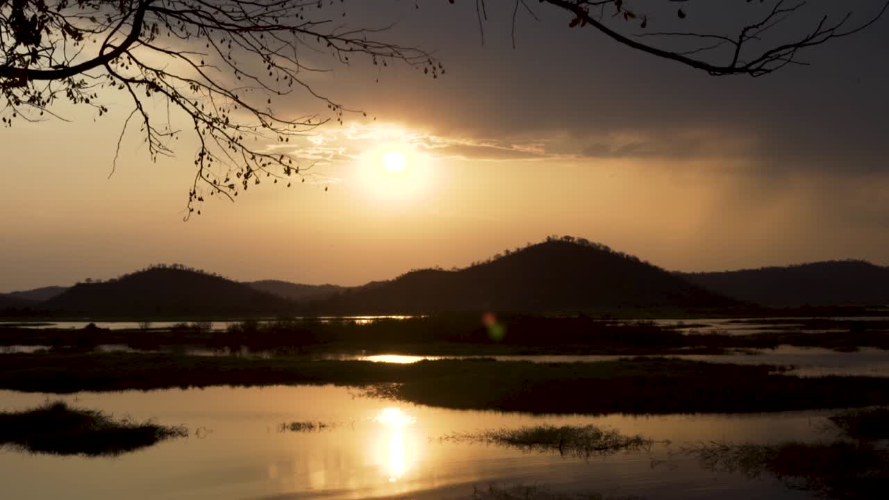 아프리카의 강 너머로 해가 지는 저속 촬영