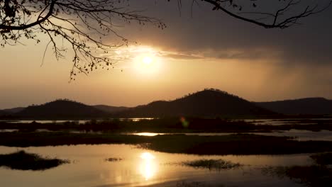 lapso de tiempo de la puesta de sol sobre un río en áfrica