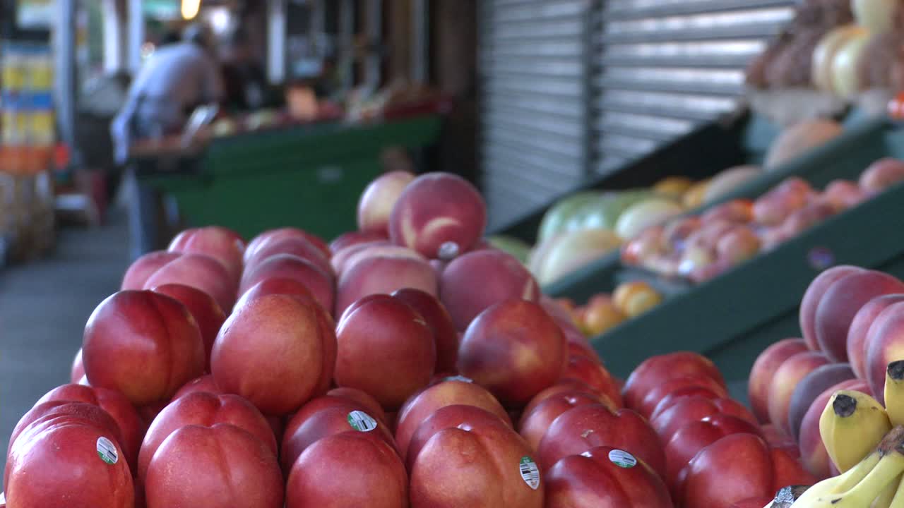 사과 및 기타 과일은 야외 msrket 포장 마차에 표시됩니다.