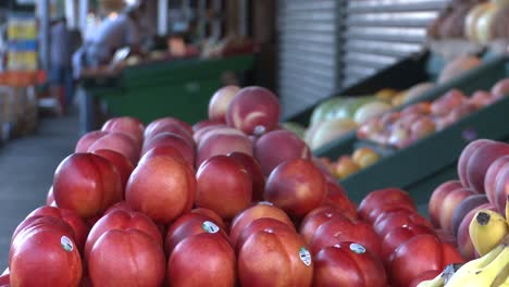 manzanas y otras frutas se exhiben en un puesto de venta al aire libre
