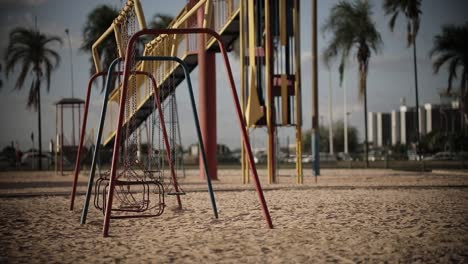 columpio de patio de recreo sin niños, estático