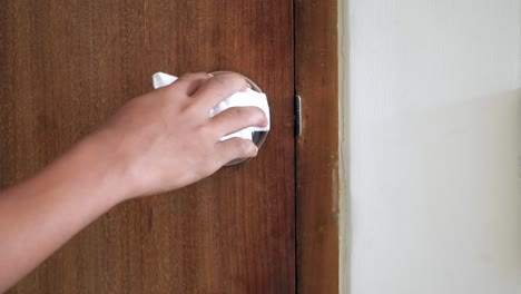 limpieza y desinfección de las manijas de las puertas para la higiene