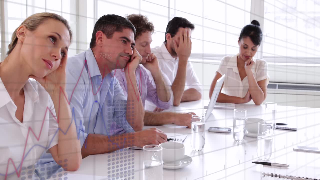 사무실의 회의실에서 스트레스를 받는 다양한 동료들에 대한 통계 데이터 처리의 애니메이션