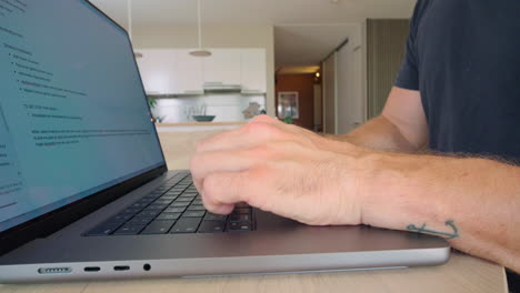 vista recortada de una persona escribiendo en una computadora portátil