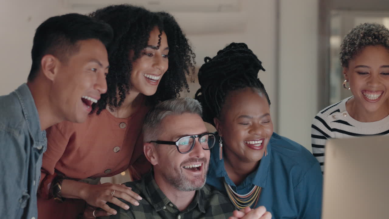 computadora portátil, cinco y aplausos con un equipo