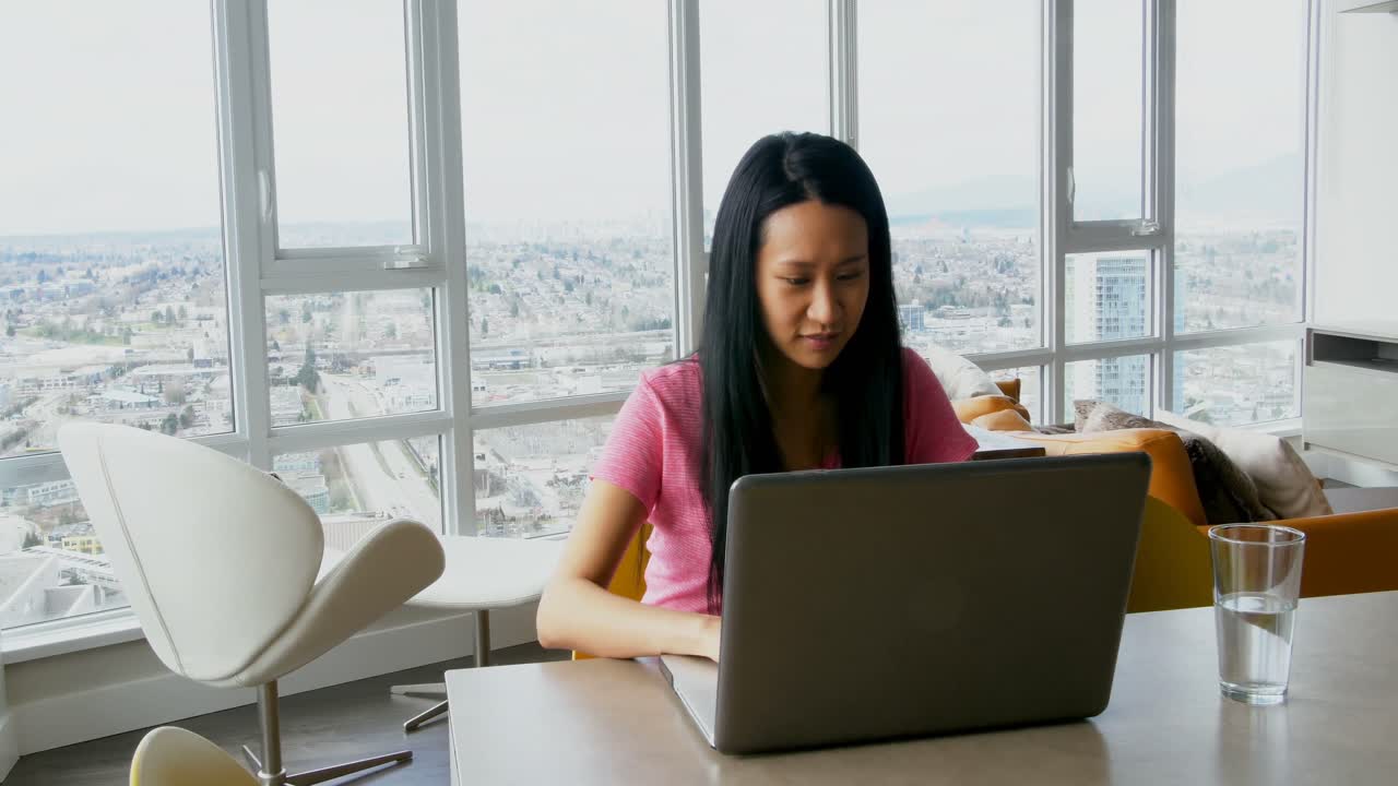 거실 4k에서 노트북을 사용하는 여성