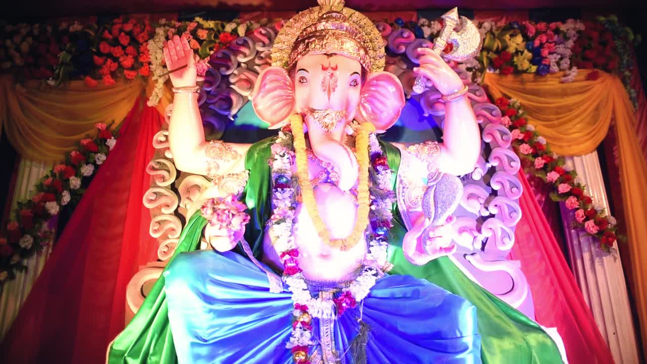 senhor da divindade indiana ganesha ou ganpati chaturthi festival em pandal na índia com luzes coloridas