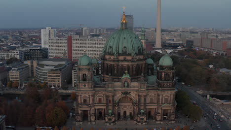 Dia--Und-Schwenkaufnahmen-Des-Berliner-Doms-In-Der-Abenddämmerung.-Große-Kirche-Mit-Kuppeldach-Und-Goldenem-Ordenskreuz-Darauf.-Berlin,-Deutschland