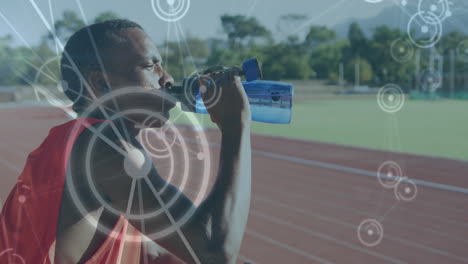 animación de la red de conexiones sobre el atleta masculino con agua potable en la pista de carrera