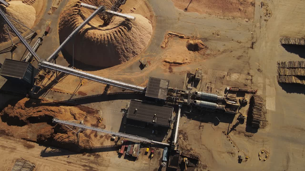 снимок сверху вниз производственного трубопровода на фабрике по производству бумаги во время солнечного света