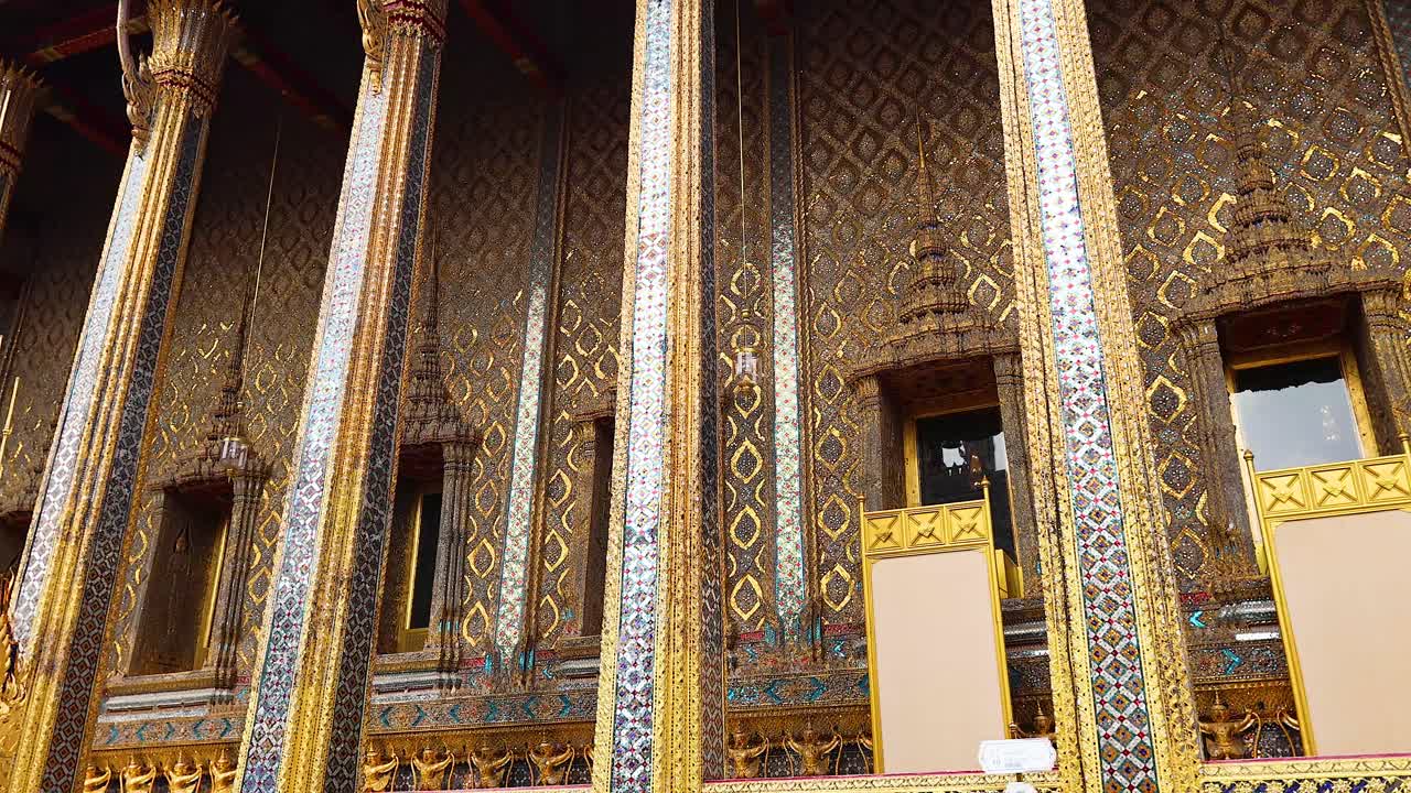 태국 방에 있는 화려한 사원 건축물