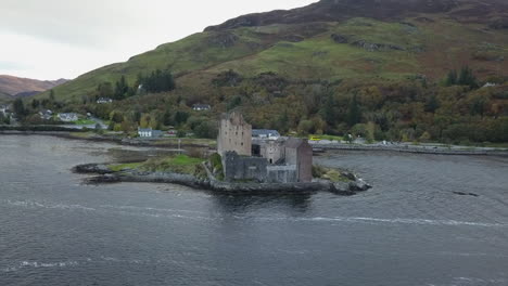 órbitas-Aéreas-Castillo-De-Eilean-Donan-En-Una-Isla-Cerca-De-Ardelve,-Escocia