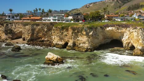 Eine-Idyllische-Gemeinde-Auf-Den-Klippen-Mit-Blick-Auf-Eine-Felsige-Küste-Mit-Blick-Auf-Den-Pazifischen-Ozean-In-Der-Nähe-Von-Pismo-Beach