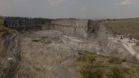 Topley-Pike-Steinbruch-Kalkstein-Arbeiten-Tagebau-Luftaufnahme-Kalkindustrie-Peak-District-Derbyshire