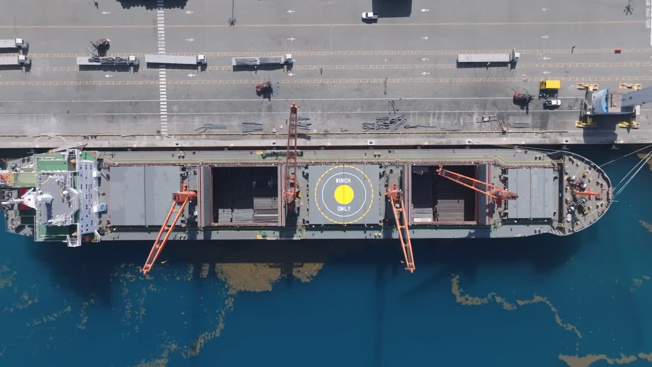 vista aérea de un buque de carga atracado en el puerto de contenedores en caucedo, boca chica, santo domingo, república dominicana