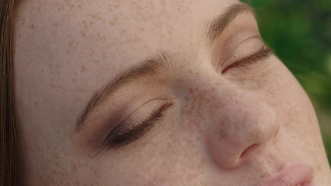 retrato de cerca hermosa mujer de cabeza roja abriendo los ojos meditando al atardecer orando explorando el estilo de vida espiritual disfrutando de la atención plena