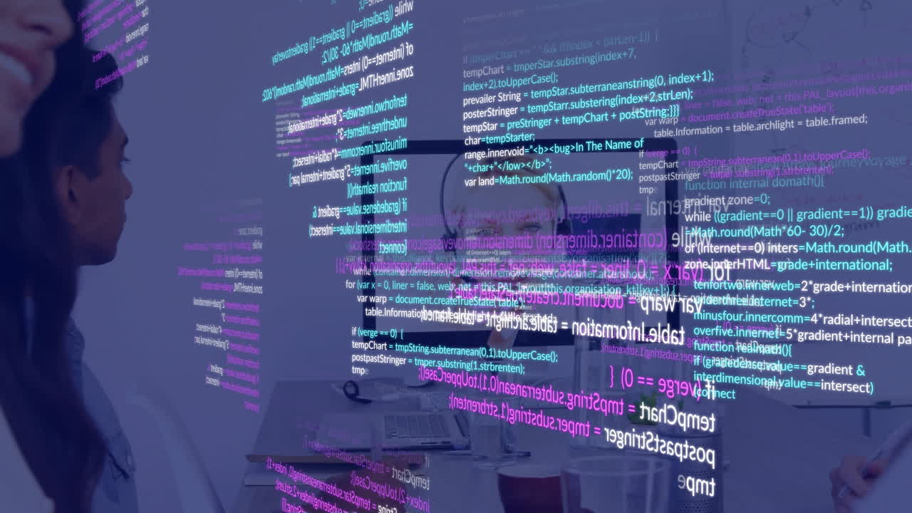 computercode und datenverarbeitungs-animation über menschen, die im büro arbeiten