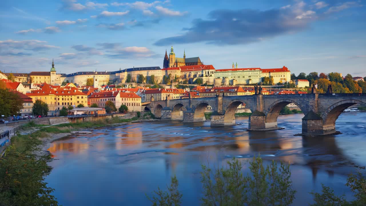 Gün Batımında Charles Köprüsü ve Prag Kalesi ile Prag'ın Panoramik Manzarası