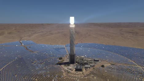 sistemas de torre de energía solar térmica en un desierto desolado - toma de paralaje