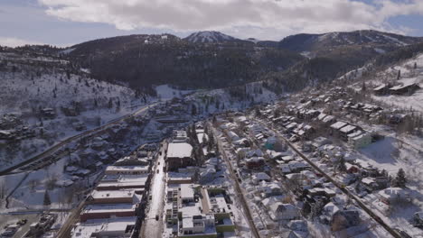 Hermoso-Disparo-Aéreo-De-Un-Dron-Retrocediendo-Para-Revelar-Park-City,-Utah,-En-Un-Día-Soleado-De-Invierno,-4k